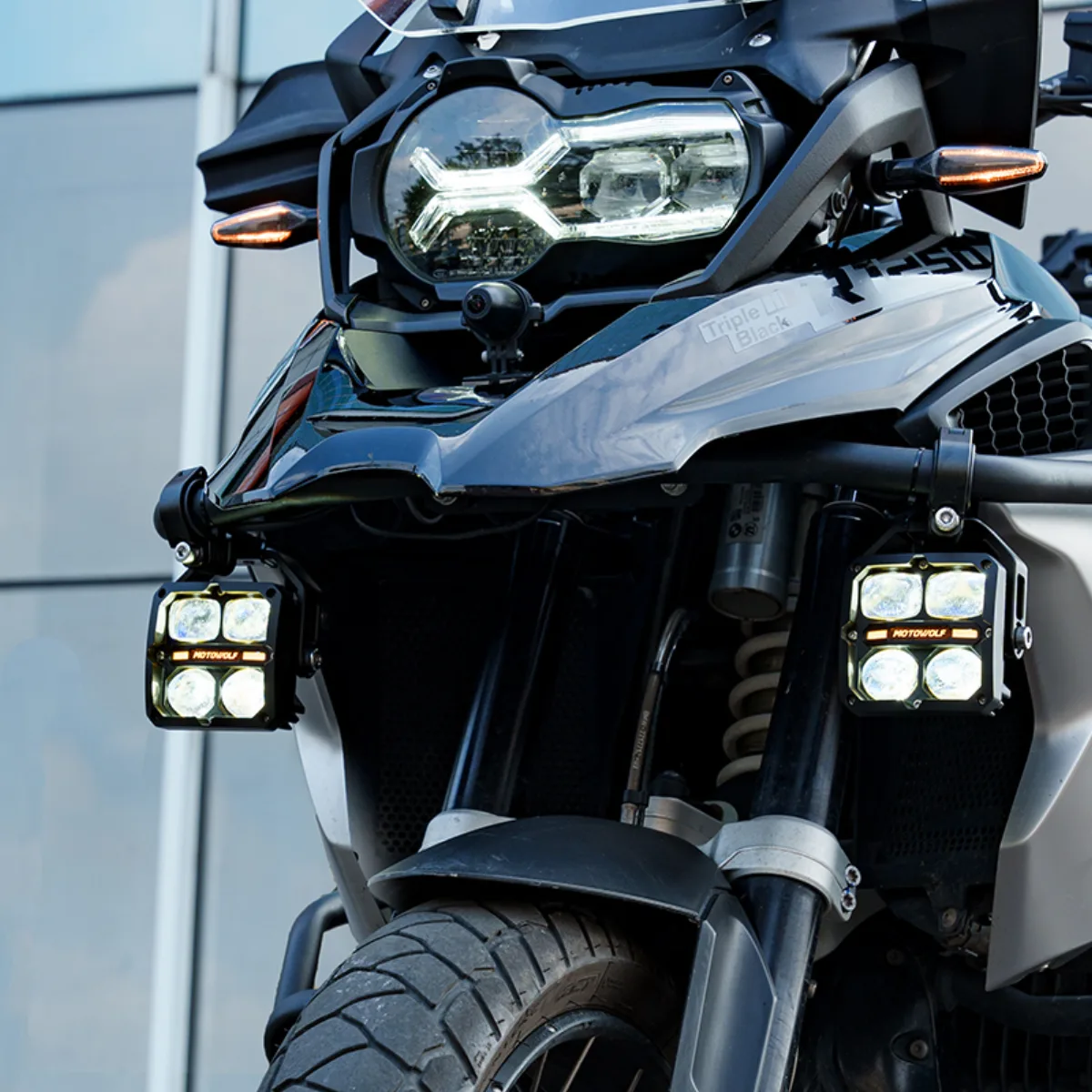 摩多狼 MOTOWOLF L3 摩托车辅助灯系统 产品实物图